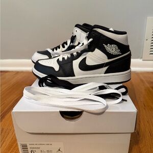 Jordan Women's Air Mid SE White and Black